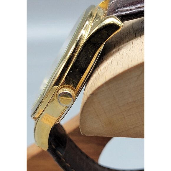 Guess Steel Mens Watch 39mm Gold Plated Case 7.25" Crocodile Leather Band VTG - Picture 3 of 16